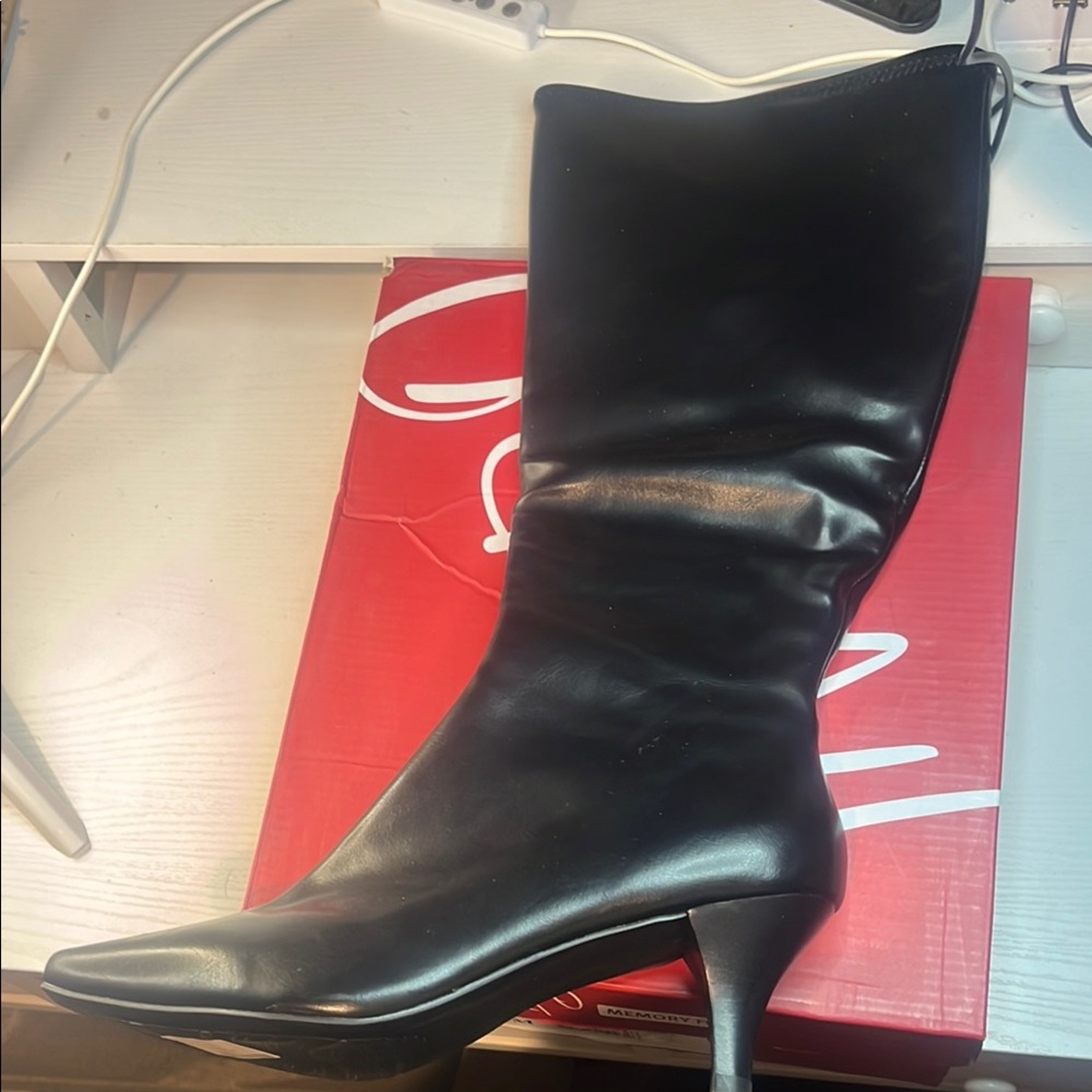 Impo Black Heeled Boots Sleek Leather Design